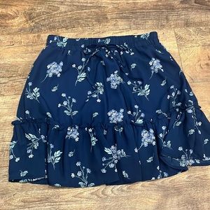 Blue floral elastic waist flowy skirt. Size:S